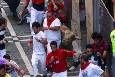 Imágenes del quinto encierro de los sanfermines, con toros de la ganadería Núñez del Cuvillo