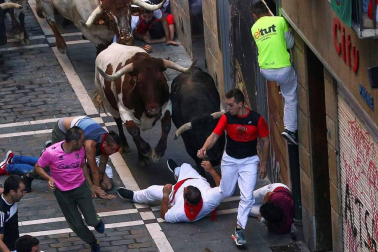 Imágenes del quinto encierro de los sanfermines, con toros de la ganadería Núñez del Cuvillo