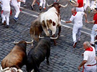 Imágenes del quinto encierro de los sanfermines, con toros de la ganadería Núñez del Cuvillo