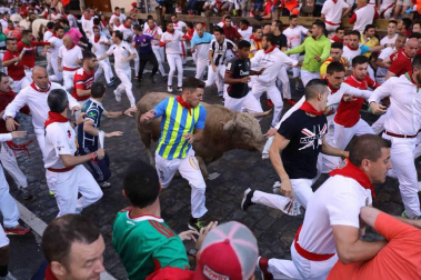Imágenes del quinto encierro de los sanfermines, con toros de la ganadería Núñez del Cuvillo