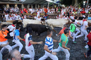 Imágenes del quinto encierro de los sanfermines, con toros de la ganadería Núñez del Cuvillo