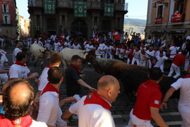 Imágenes del quinto encierro de los sanfermines, con toros de la ganadería Núñez del Cuvillo