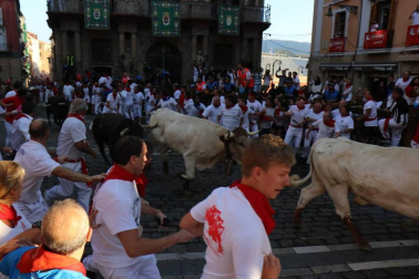 Imágenes del quinto encierro de los sanfermines, con toros de la ganadería Núñez del Cuvillo