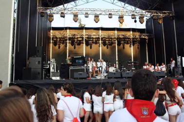 La Plaza de los Fueros ha vuelto a ser un lugar imprescindible para las andanzas de la juventud sanferminera. Un año más, los conciertos de estilos variados como el rock, el pop, el indie, rap, la música fusión o el karaoke, además de otras actividades, han cubierto las últimas horas de las tardes y las primeras de las noches festivas.