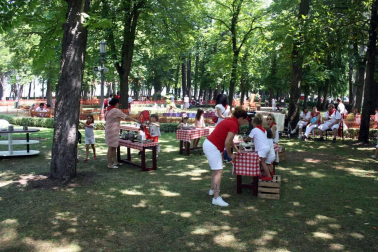 El parque Larraina de la Taconera se ha convertido un año más en la zona infantil de los Sanfermines. El programa 'Birjolastu', con nueve espacios diferentes dinamizados por una veintena de artistas repitieron protagonismo durante las fiestas. Los juegos colaborativos, sensoriales y experimentales, y los materiales reciclados como los tubos de plástico, botellas o neumáticos convertidos en juguetes, hicieron disfrutar a familias enteras.