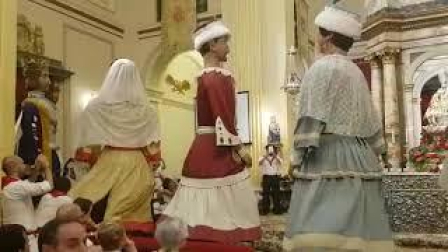 Momento único: los gigantes, dentro de la capilla de San Fermín