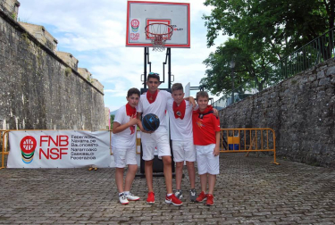 El baloncesto, el badminton, la esgrima, el golf, el tiro con arco, los paseos en piragua y en poni o el herri kirolak fueron las actividades deportivas que el Ayuntamiento de Pamplona y once federaciones deportivas organizaron por primera vez para estas fiestas de San Fermín. Los fosos de la Media Luna acogieron este espacio multideporte denominado Kirol Ari para unir salud, fiesta y juventud.
