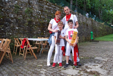 El baloncesto, el badminton, la esgrima, el golf, el tiro con arco, los paseos en piragua y en poni o el herri kirolak fueron las actividades deportivas que el Ayuntamiento de Pamplona y once federaciones deportivas organizaron por primera vez para estas fiestas de San Fermín. Los fosos de la Media Luna acogieron este espacio multideporte denominado Kirol Ari para unir salud, fiesta y juventud.