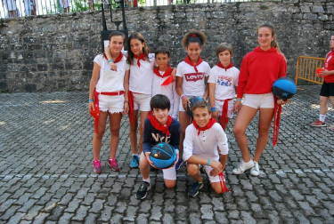 El baloncesto, el badminton, la esgrima, el golf, el tiro con arco, los paseos en piragua y en poni o el herri kirolak fueron las actividades deportivas que el Ayuntamiento de Pamplona y once federaciones deportivas organizaron por primera vez para estas fiestas de San Fermín. Los fosos de la Media Luna acogieron este espacio multideporte denominado Kirol Ari para unir salud, fiesta y juventud.