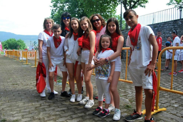 El baloncesto, el badminton, la esgrima, el golf, el tiro con arco, los paseos en piragua y en poni o el herri kirolak fueron las actividades deportivas que el Ayuntamiento de Pamplona y once federaciones deportivas organizaron por primera vez para estas fiestas de San Fermín. Los fosos de la Media Luna acogieron este espacio multideporte denominado Kirol Ari para unir salud, fiesta y juventud.