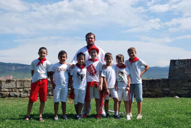 El baloncesto, el badminton, la esgrima, el golf, el tiro con arco, los paseos en piragua y en poni o el herri kirolak fueron las actividades deportivas que el Ayuntamiento de Pamplona y once federaciones deportivas organizaron por primera vez para estas fiestas de San Fermín. Los fosos de la Media Luna acogieron este espacio multideporte denominado Kirol Ari para unir salud, fiesta y juventud.