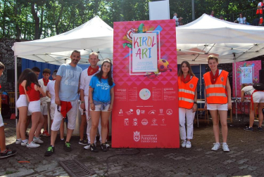 El baloncesto, el badminton, la esgrima, el golf, el tiro con arco, los paseos en piragua y en poni o el herri kirolak fueron las actividades deportivas que el Ayuntamiento de Pamplona y once federaciones deportivas organizaron por primera vez para estas fiestas de San Fermín. Los fosos de la Media Luna acogieron este espacio multideporte denominado Kirol Ari para unir salud, fiesta y juventud.