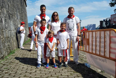 El baloncesto, el badminton, la esgrima, el golf, el tiro con arco, los paseos en piragua y en poni o el herri kirolak fueron las actividades deportivas que el Ayuntamiento de Pamplona y once federaciones deportivas organizaron por primera vez para estas fiestas de San Fermín. Los fosos de la Media Luna acogieron este espacio multideporte denominado Kirol Ari para unir salud, fiesta y juventud.