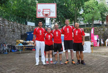 El baloncesto, el badminton, la esgrima, el golf, el tiro con arco, los paseos en piragua y en poni o el herri kirolak fueron las actividades deportivas que el Ayuntamiento de Pamplona y once federaciones deportivas organizaron por primera vez para estas fiestas de San Fermín. Los fosos de la Media Luna acogieron este espacio multideporte denominado Kirol Ari para unir salud, fiesta y juventud.
