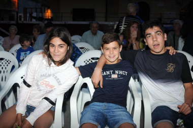 El pasado sábado 7 de julio, la coral de Cadreita, la banda de música municipal y algunos artistas invitados, ofrecieron al público un concierto de bienvenida a las fiestas. La noche se llenó de música, magia, amigos y familia, con la esperanza de que continúe mañana tras el chupinazo de inicio de sus fiestas.