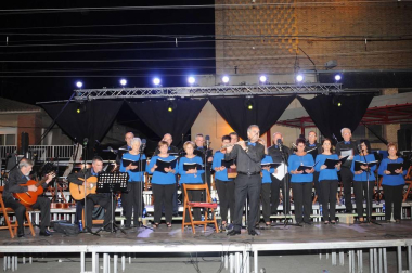 El pasado sábado 7 de julio, la coral de Cadreita, la banda de música municipal y algunos artistas invitados, ofrecieron al público un concierto de bienvenida a las fiestas. La noche se llenó de música, magia, amigos y familia, con la esperanza de que continúe mañana tras el chupinazo de inicio de sus fiestas.