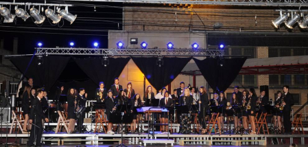 El pasado sábado 7 de julio, la coral de Cadreita, la banda de música municipal y algunos artistas invitados, ofrecieron al público un concierto de bienvenida a las fiestas. La noche se llenó de música, magia, amigos y familia, con la esperanza de que continúe mañana tras el chupinazo de inicio de sus fiestas.