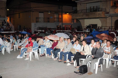 El pasado sábado 7 de julio, la coral de Cadreita, la banda de música municipal y algunos artistas invitados, ofrecieron al público un concierto de bienvenida a las fiestas. La noche se llenó de música, magia, amigos y familia, con la esperanza de que continúe mañana tras el chupinazo de inicio de sus fiestas.