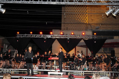 El pasado sábado 7 de julio, la coral de Cadreita, la banda de música municipal y algunos artistas invitados, ofrecieron al público un concierto de bienvenida a las fiestas. La noche se llenó de música, magia, amigos y familia, con la esperanza de que continúe mañana tras el chupinazo de inicio de sus fiestas.