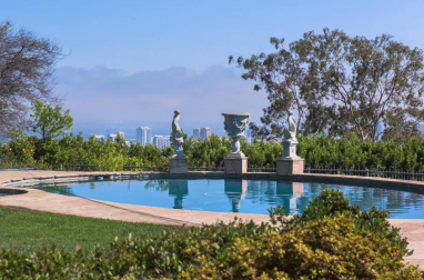 La mansión de lujo que la diva de Hollywood Elizabeth Taylor y su marido de entonces Michael Wilding compraron en 1954 en Beverly Hills está ahora a la venta por 16 millones de dólares.