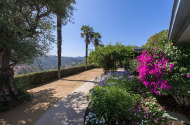 La mansión de lujo que la diva de Hollywood Elizabeth Taylor y su marido de entonces Michael Wilding compraron en 1954 en Beverly Hills está ahora a la venta por 16 millones de dólares.