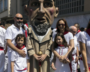 Los gigantes, kilikis y zaldikos de la Comparsa de Pamplona hicieron su aparición una vez más por las fiestas de San Fermín. Las 25 figuras de cartón piedra se dedicaron a recorrer la ciudad bailando al ritmo de la música de gaiteros y txistularis, una emocionante tradición que cautivó a vecinos y visitantes.