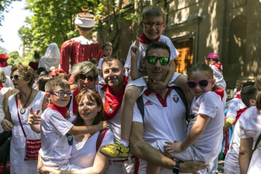 Los gigantes, kilikis y zaldikos de la Comparsa de Pamplona hicieron su aparición una vez más por las fiestas de San Fermín. Las 25 figuras de cartón piedra se dedicaron a recorrer la ciudad bailando al ritmo de la música de gaiteros y txistularis, una emocionante tradición que cautivó a vecinos y visitantes.