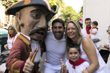 Los gigantes, kilikis y zaldikos de la Comparsa de Pamplona hicieron su aparición una vez más por las fiestas de San Fermín. Las 25 figuras de cartón piedra se dedicaron a recorrer la ciudad bailando al ritmo de la música de gaiteros y txistularis, una emocionante tradición que cautivó a vecinos y visitantes.
