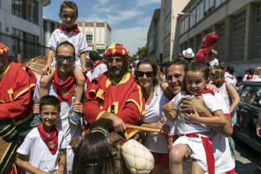 Los gigantes, kilikis y zaldikos de la Comparsa de Pamplona hicieron su aparición una vez más por las fiestas de San Fermín. Las 25 figuras de cartón piedra se dedicaron a recorrer la ciudad bailando al ritmo de la música de gaiteros y txistularis, una emocionante tradición que cautivó a vecinos y visitantes.