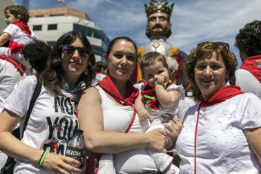 Los gigantes, kilikis y zaldikos de la Comparsa de Pamplona hicieron su aparición una vez más por las fiestas de San Fermín. Las 25 figuras de cartón piedra se dedicaron a recorrer la ciudad bailando al ritmo de la música de gaiteros y txistularis, una emocionante tradición que cautivó a vecinos y visitantes.