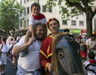 Los gigantes, kilikis y zaldikos de la Comparsa de Pamplona hicieron su aparición una vez más por las fiestas de San Fermín. Las 25 figuras de cartón piedra se dedicaron a recorrer la ciudad bailando al ritmo de la música de gaiteros y txistularis, una emocionante tradición que cautivó a vecinos y visitantes.