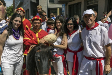 Los gigantes, kilikis y zaldikos de la Comparsa de Pamplona hicieron su aparición una vez más por las fiestas de San Fermín. Las 25 figuras de cartón piedra se dedicaron a recorrer la ciudad bailando al ritmo de la música de gaiteros y txistularis, una emocionante tradición que cautivó a vecinos y visitantes.