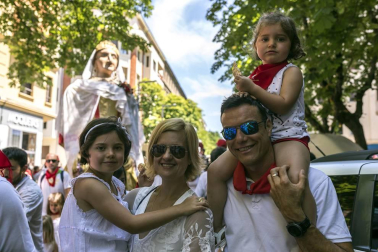 Los gigantes, kilikis y zaldikos de la Comparsa de Pamplona hicieron su aparición una vez más por las fiestas de San Fermín. Las 25 figuras de cartón piedra se dedicaron a recorrer la ciudad bailando al ritmo de la música de gaiteros y txistularis, una emocionante tradición que cautivó a vecinos y visitantes.