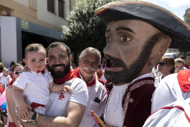 Los gigantes, kilikis y zaldikos de la Comparsa de Pamplona hicieron su aparición una vez más por las fiestas de San Fermín. Las 25 figuras de cartón piedra se dedicaron a recorrer la ciudad bailando al ritmo de la música de gaiteros y txistularis, una emocionante tradición que cautivó a vecinos y visitantes.