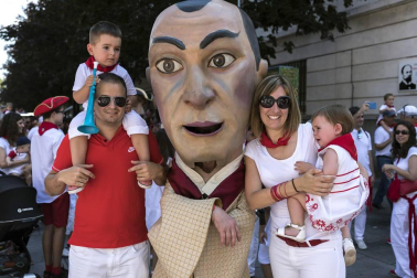 Los gigantes, kilikis y zaldikos de la Comparsa de Pamplona hicieron su aparición una vez más por las fiestas de San Fermín. Las 25 figuras de cartón piedra se dedicaron a recorrer la ciudad bailando al ritmo de la música de gaiteros y txistularis, una emocionante tradición que cautivó a vecinos y visitantes.