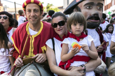Los gigantes, kilikis y zaldikos de la Comparsa de Pamplona hicieron su aparición una vez más por las fiestas de San Fermín. Las 25 figuras de cartón piedra se dedicaron a recorrer la ciudad bailando al ritmo de la música de gaiteros y txistularis, una emocionante tradición que cautivó a vecinos y visitantes.