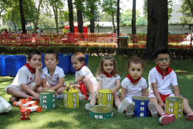 El parque Larraina de la Taconera se ha convertido un año más en la zona infantil de los Sanfermines. El programa 'Birjolastu', con nueve espacios diferentes dinamizados por una veintena de artistas repitieron protagonismo durante las fiestas. Los juegos colaborativos, sensoriales y experimentales, y los materiales reciclados como los tubos de plástico, botellas o neumáticos convertidos en juguetes, hicieron disfrutar a familias enteras.