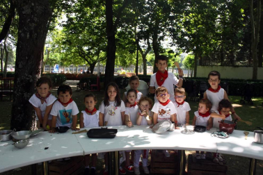 El parque Larraina de la Taconera se ha convertido un año más en la zona infantil de los Sanfermines. El programa 'Birjolastu', con nueve espacios diferentes dinamizados por una veintena de artistas repitieron protagonismo durante las fiestas. Los juegos colaborativos, sensoriales y experimentales, y los materiales reciclados como los tubos de plástico, botellas o neumáticos convertidos en juguetes, hicieron disfrutar a familias enteras.