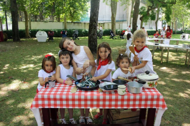 El parque Larraina de la Taconera se ha convertido un año más en la zona infantil de los Sanfermines. El programa 'Birjolastu', con nueve espacios diferentes dinamizados por una veintena de artistas repitieron protagonismo durante las fiestas. Los juegos colaborativos, sensoriales y experimentales, y los materiales reciclados como los tubos de plástico, botellas o neumáticos convertidos en juguetes, hicieron disfrutar a familias enteras.