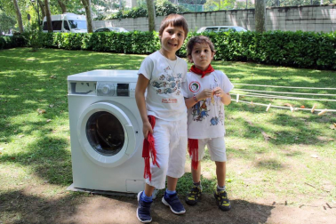 El parque Larraina de la Taconera se ha convertido un año más en la zona infantil de los Sanfermines. El programa 'Birjolastu', con nueve espacios diferentes dinamizados por una veintena de artistas repitieron protagonismo durante las fiestas. Los juegos colaborativos, sensoriales y experimentales, y los materiales reciclados como los tubos de plástico, botellas o neumáticos convertidos en juguetes, hicieron disfrutar a familias enteras.