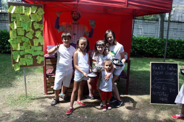 El parque Larraina de la Taconera se ha convertido un año más en la zona infantil de los Sanfermines. El programa 'Birjolastu', con nueve espacios diferentes dinamizados por una veintena de artistas repitieron protagonismo durante las fiestas. Los juegos colaborativos, sensoriales y experimentales, y los materiales reciclados como los tubos de plástico, botellas o neumáticos convertidos en juguetes, hicieron disfrutar a familias enteras.