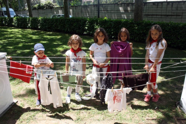 El parque Larraina de la Taconera se ha convertido un año más en la zona infantil de los Sanfermines. El programa 'Birjolastu', con nueve espacios diferentes dinamizados por una veintena de artistas repitieron protagonismo durante las fiestas. Los juegos colaborativos, sensoriales y experimentales, y los materiales reciclados como los tubos de plástico, botellas o neumáticos convertidos en juguetes, hicieron disfrutar a familias enteras.