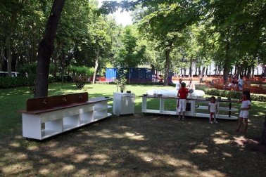El parque Larraina de la Taconera se ha convertido un año más en la zona infantil de los Sanfermines. El programa 'Birjolastu', con nueve espacios diferentes dinamizados por una veintena de artistas repitieron protagonismo durante las fiestas. Los juegos colaborativos, sensoriales y experimentales, y los materiales reciclados como los tubos de plástico, botellas o neumáticos convertidos en juguetes, hicieron disfrutar a familias enteras.