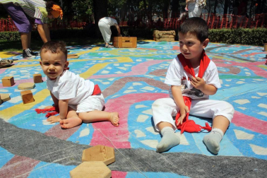 El parque Larraina de la Taconera se ha convertido un año más en la zona infantil de los Sanfermines. El programa 'Birjolastu', con nueve espacios diferentes dinamizados por una veintena de artistas repitieron protagonismo durante las fiestas. Los juegos colaborativos, sensoriales y experimentales, y los materiales reciclados como los tubos de plástico, botellas o neumáticos convertidos en juguetes, hicieron disfrutar a familias enteras.
