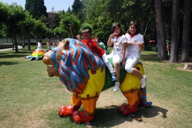El parque Larraina de la Taconera se ha convertido un año más en la zona infantil de los Sanfermines. El programa 'Birjolastu', con nueve espacios diferentes dinamizados por una veintena de artistas repitieron protagonismo durante las fiestas. Los juegos colaborativos, sensoriales y experimentales, y los materiales reciclados como los tubos de plástico, botellas o neumáticos convertidos en juguetes, hicieron disfrutar a familias enteras.