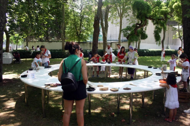 El parque Larraina de la Taconera se ha convertido un año más en la zona infantil de los Sanfermines. El programa 'Birjolastu', con nueve espacios diferentes dinamizados por una veintena de artistas repitieron protagonismo durante las fiestas. Los juegos colaborativos, sensoriales y experimentales, y los materiales reciclados como los tubos de plástico, botellas o neumáticos convertidos en juguetes, hicieron disfrutar a familias enteras.
