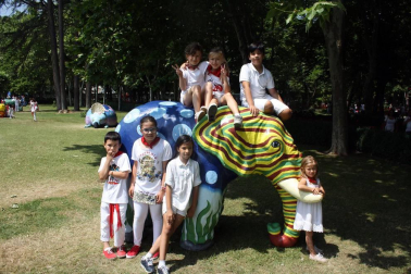 El parque Larraina de la Taconera se ha convertido un año más en la zona infantil de los Sanfermines. El programa 'Birjolastu', con nueve espacios diferentes dinamizados por una veintena de artistas repitieron protagonismo durante las fiestas. Los juegos colaborativos, sensoriales y experimentales, y los materiales reciclados como los tubos de plástico, botellas o neumáticos convertidos en juguetes, hicieron disfrutar a familias enteras.