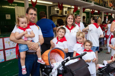 Uno de los eventos más esperados y que alerta a los pamploneses de que las fiestas se avecinan es la tradicional tómbola de Cáritas. Recién empezadas las fiestas, las cámaras de ¡Click! se acercaron hasta el Paseo Sarasate para ver en primera línea la venta de boletos y entrega de premios al público. Hubo sorpresas para todos.
