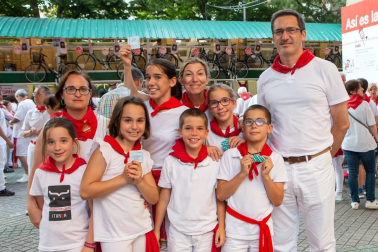 Uno de los eventos más esperados y que alerta a los pamploneses de que las fiestas se avecinan es la tradicional tómbola de Cáritas. Recién empezadas las fiestas, las cámaras de ¡Click! se acercaron hasta el Paseo Sarasate para ver en primera línea la venta de boletos y entrega de premios al público. Hubo sorpresas para todos.