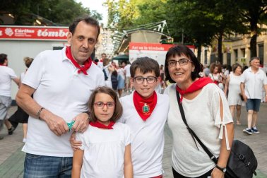 Uno de los eventos más esperados y que alerta a los pamploneses de que las fiestas se avecinan es la tradicional tómbola de Cáritas. Recién empezadas las fiestas, las cámaras de ¡Click! se acercaron hasta el Paseo Sarasate para ver en primera línea la venta de boletos y entrega de premios al público. Hubo sorpresas para todos.